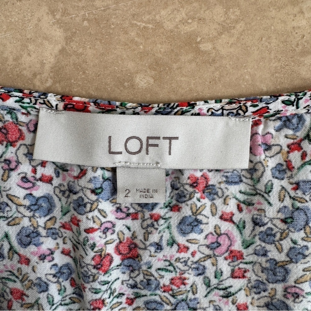 LOFT Short Sleeve V Neck Multicolor Floral Fit Flare Womens Size 2 Pockets - Picture 14 of 15